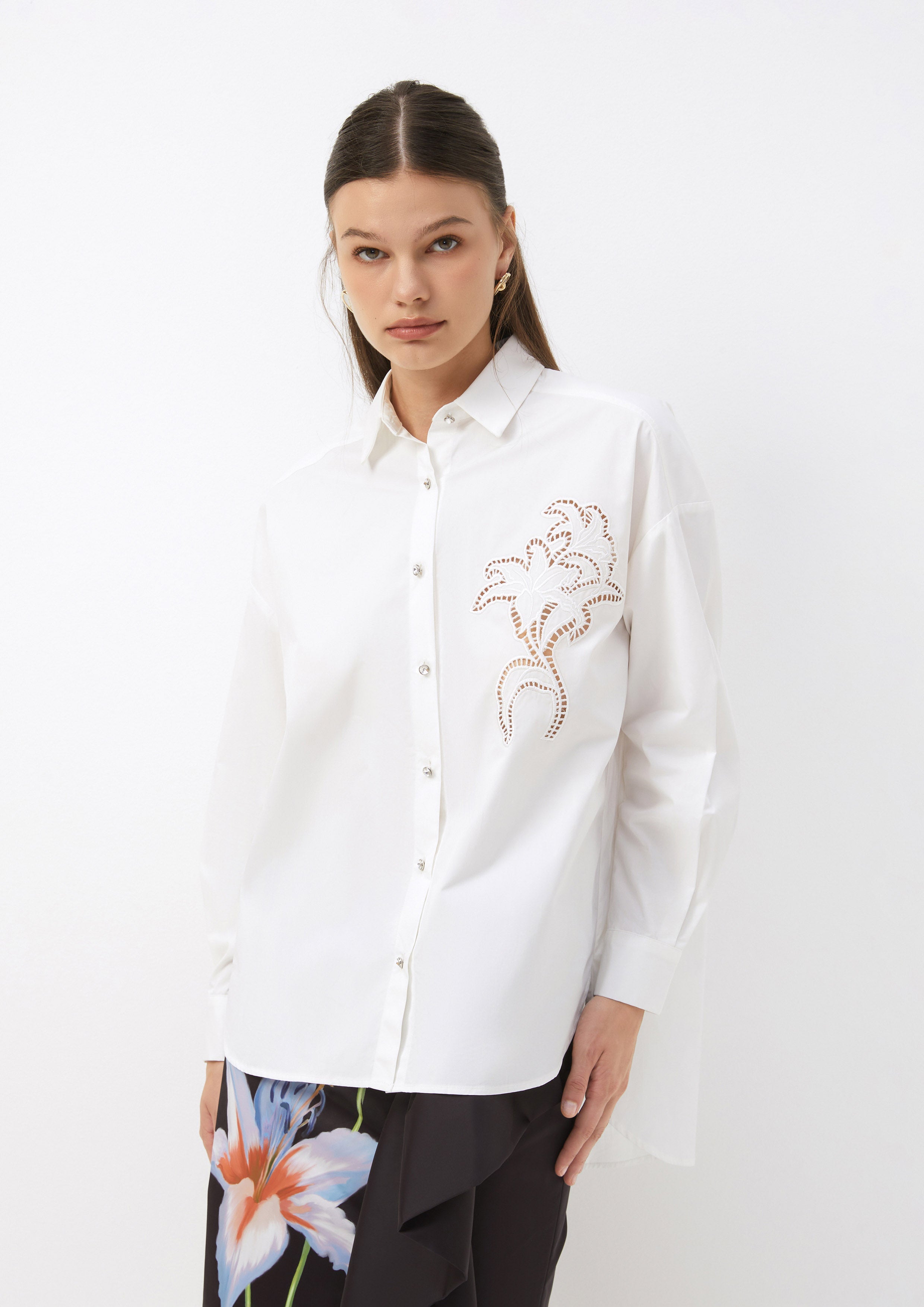 เสื้อเชิ้ต ทรงโอเวอร์ไซส์ ปักฉลุ ลายดอกไม้ The Harga Cult