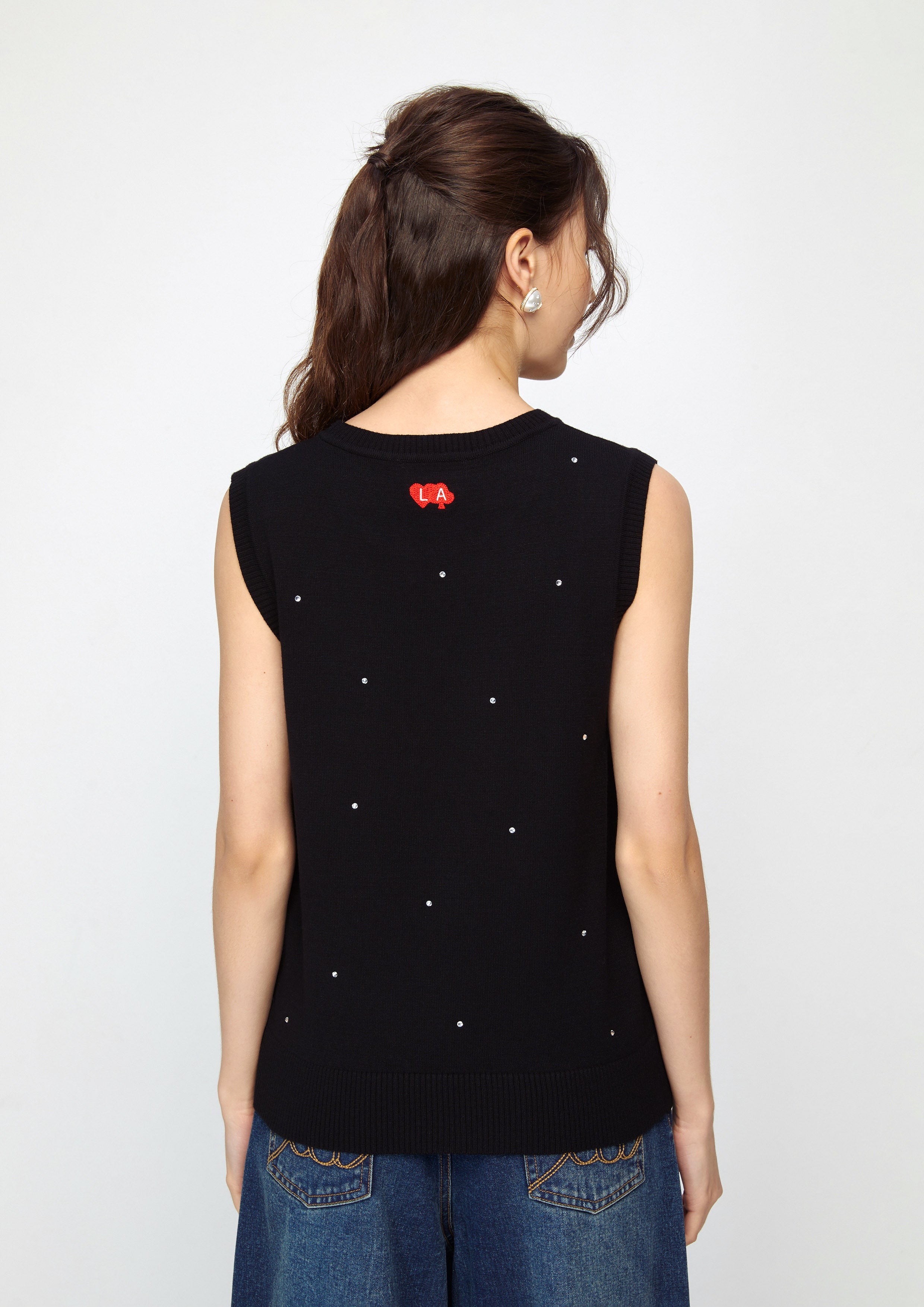 เสื้อนิตแขนกุดปักลาย คอลเลกชัน Property of Jolly