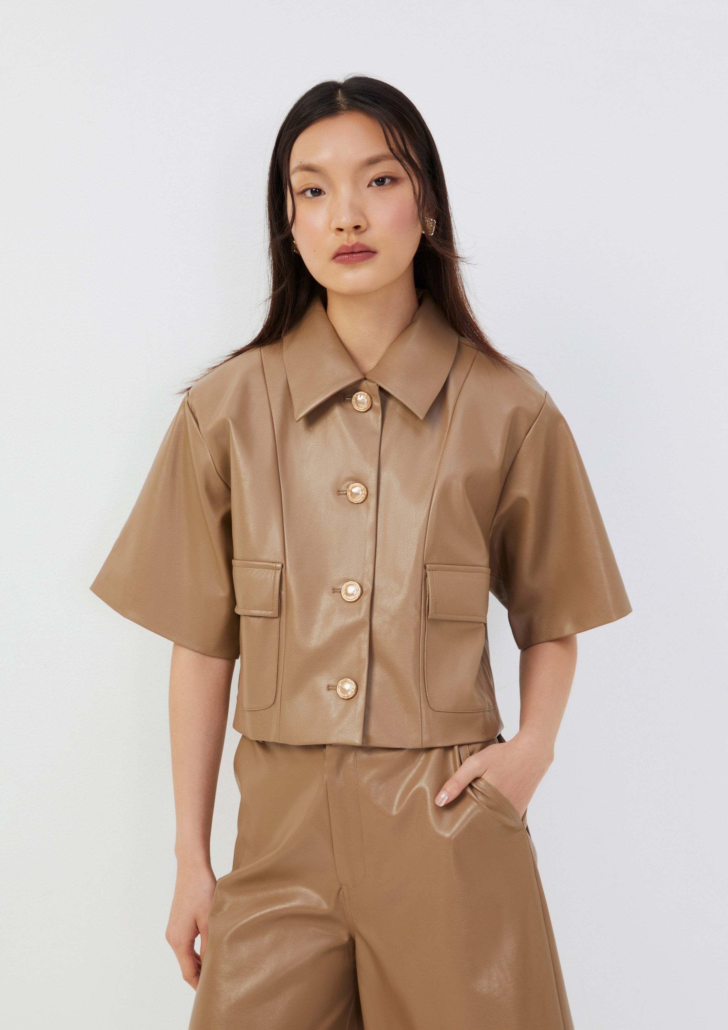 เสื้อเชิ้ตหนัง ทรงครอป Posh Escapade