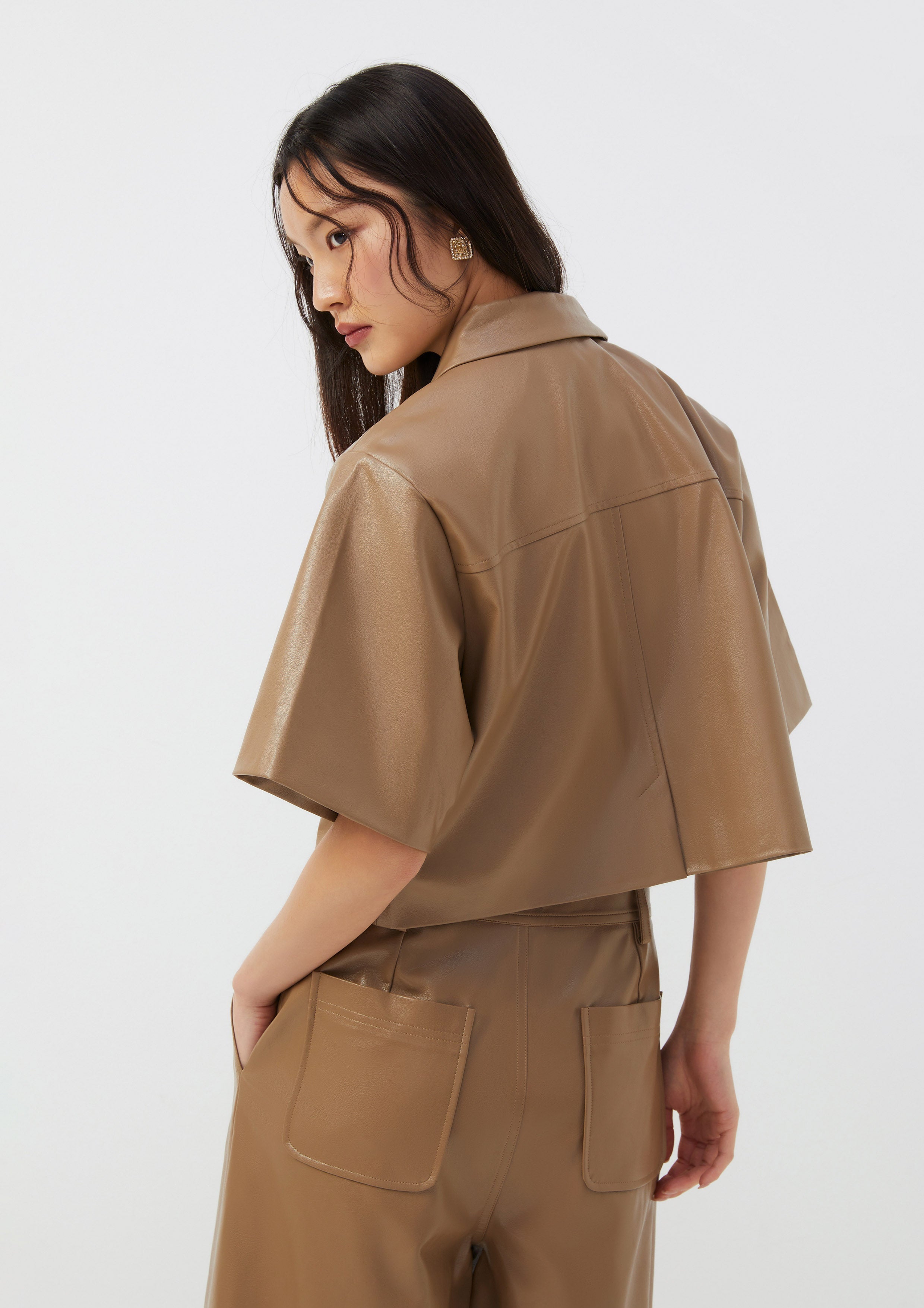 เสื้อเชิ้ตหนัง ทรงครอป Posh Escapade