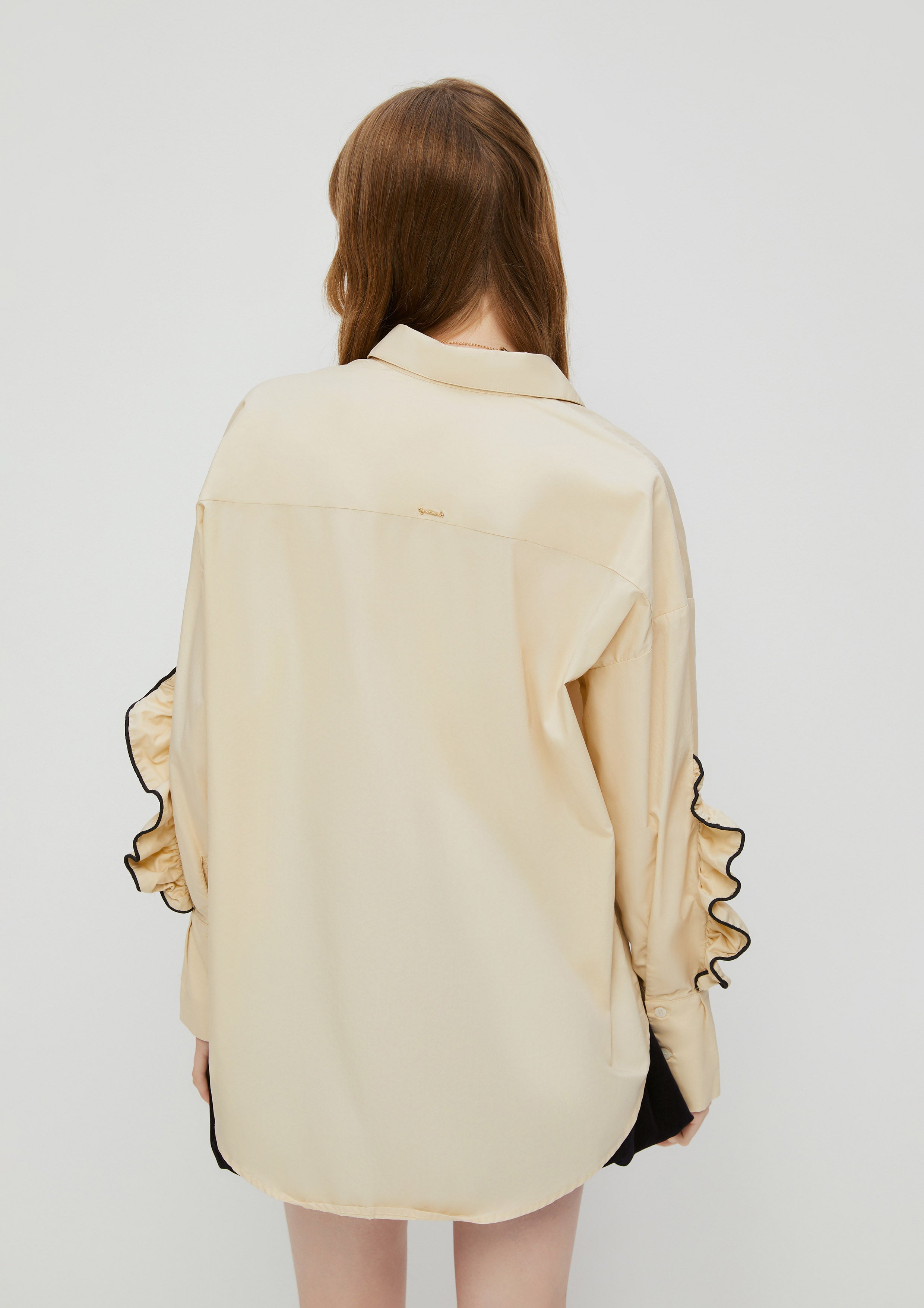 เสื้อเชิ้ตแขนยาวแต่งระบาย คอลเลกชัน White Horizon