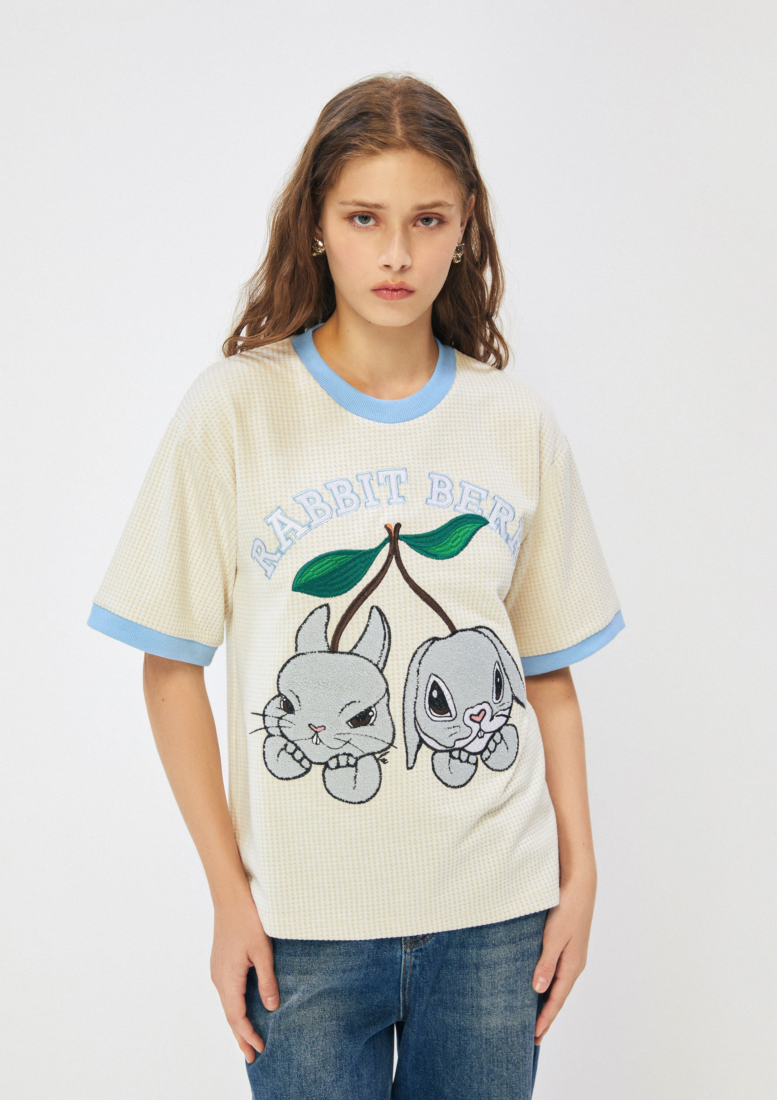 เสื้อยืดแขนสั้นปักลาย