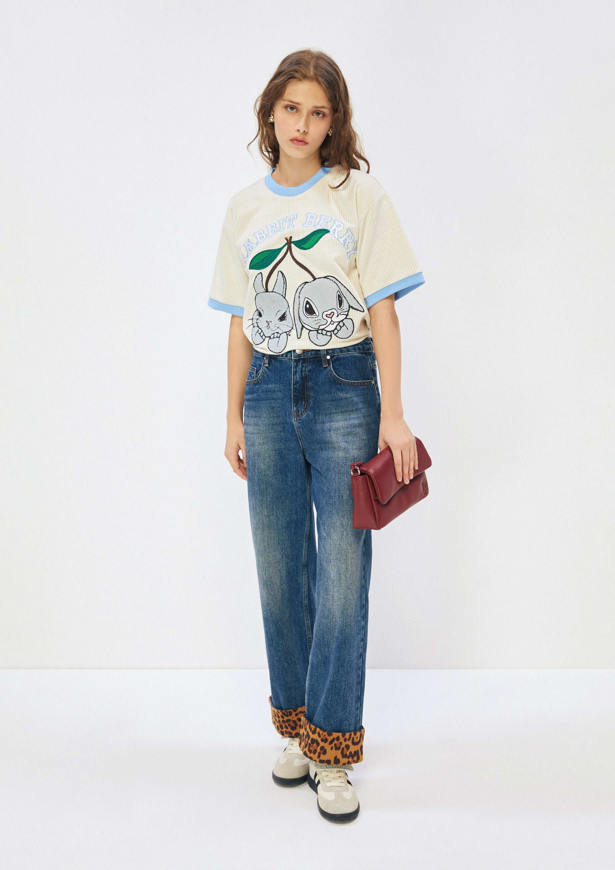 เสื้อยืดแขนสั้นปักลาย