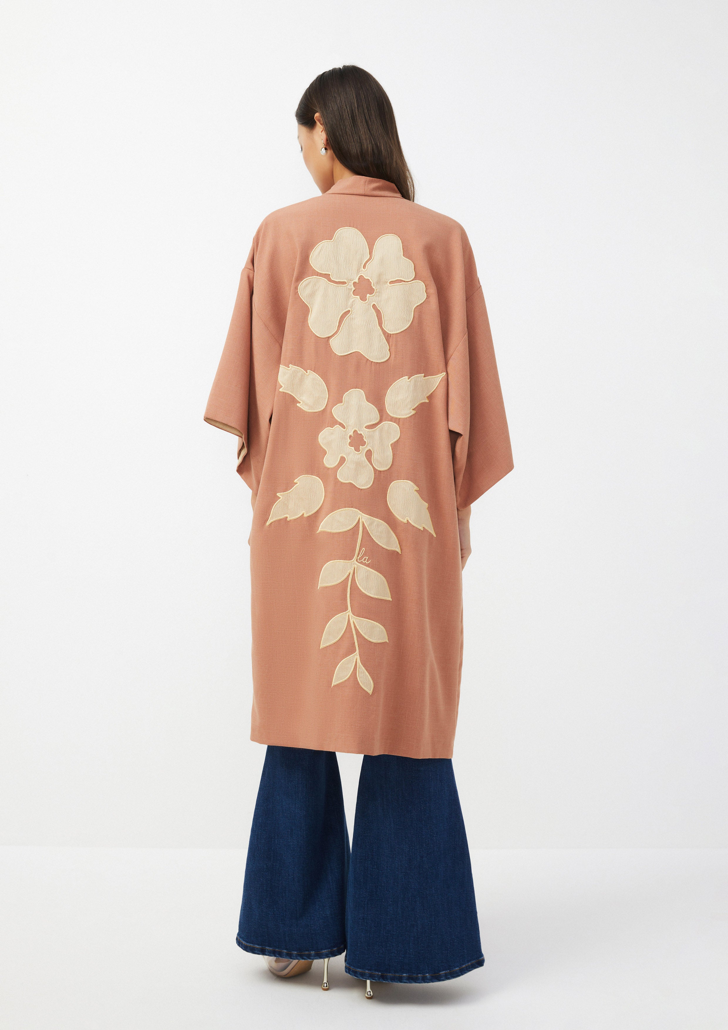 เสื้อคลุม ทรงกิโมโน แต่งลายดอกไม้ Ember Mirage