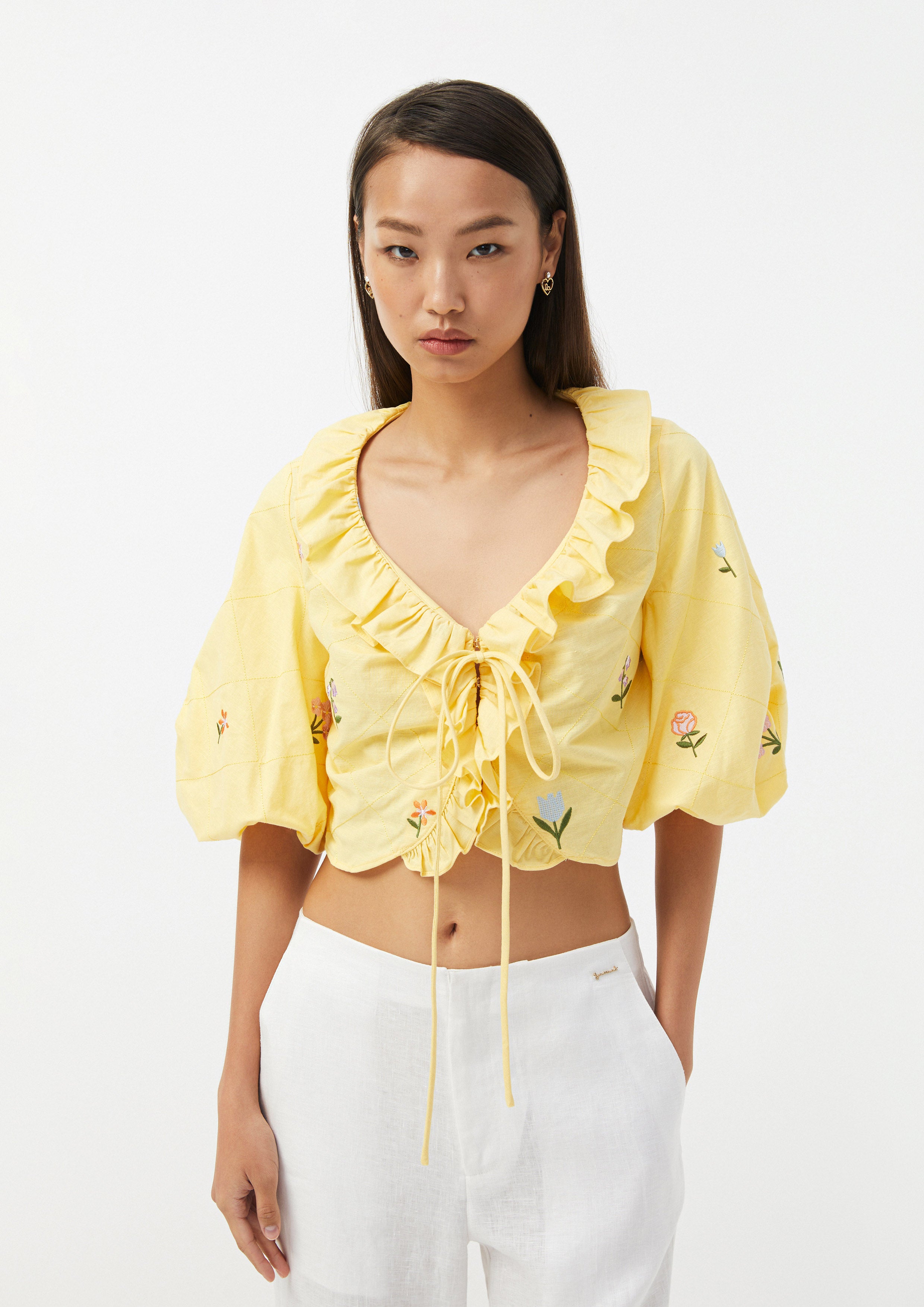 เสื้อครอป ปักลายดอกไม้ แต่งระบาย Folk Bloom