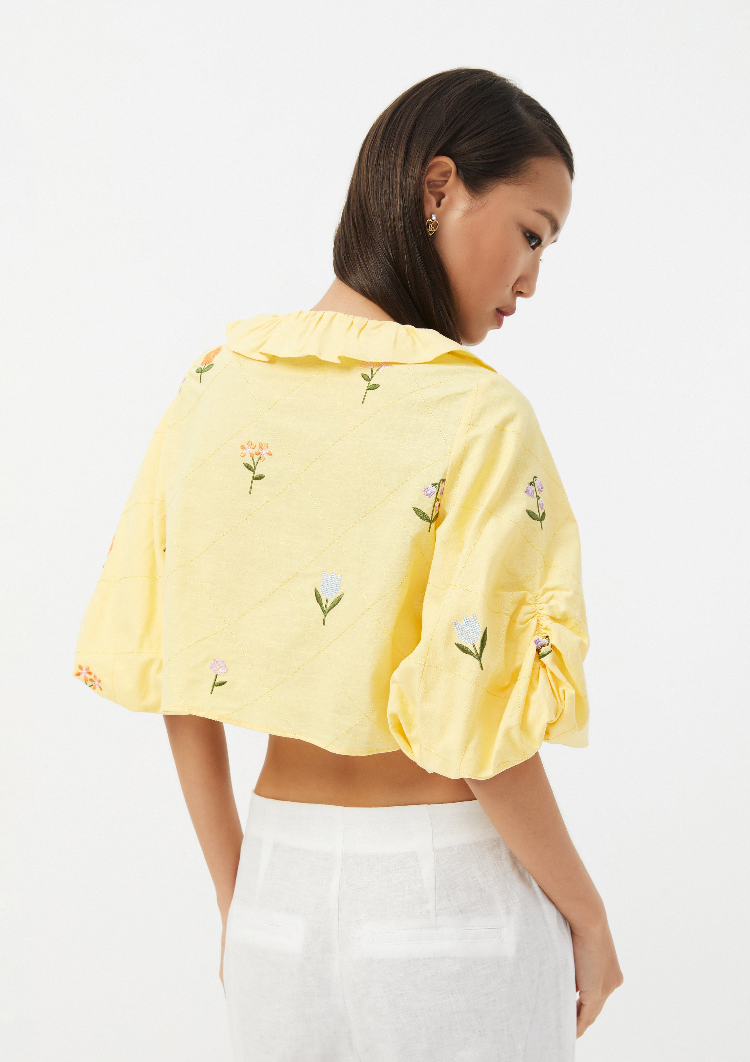 เสื้อครอป ปักลายดอกไม้ แต่งระบาย Folk Bloom