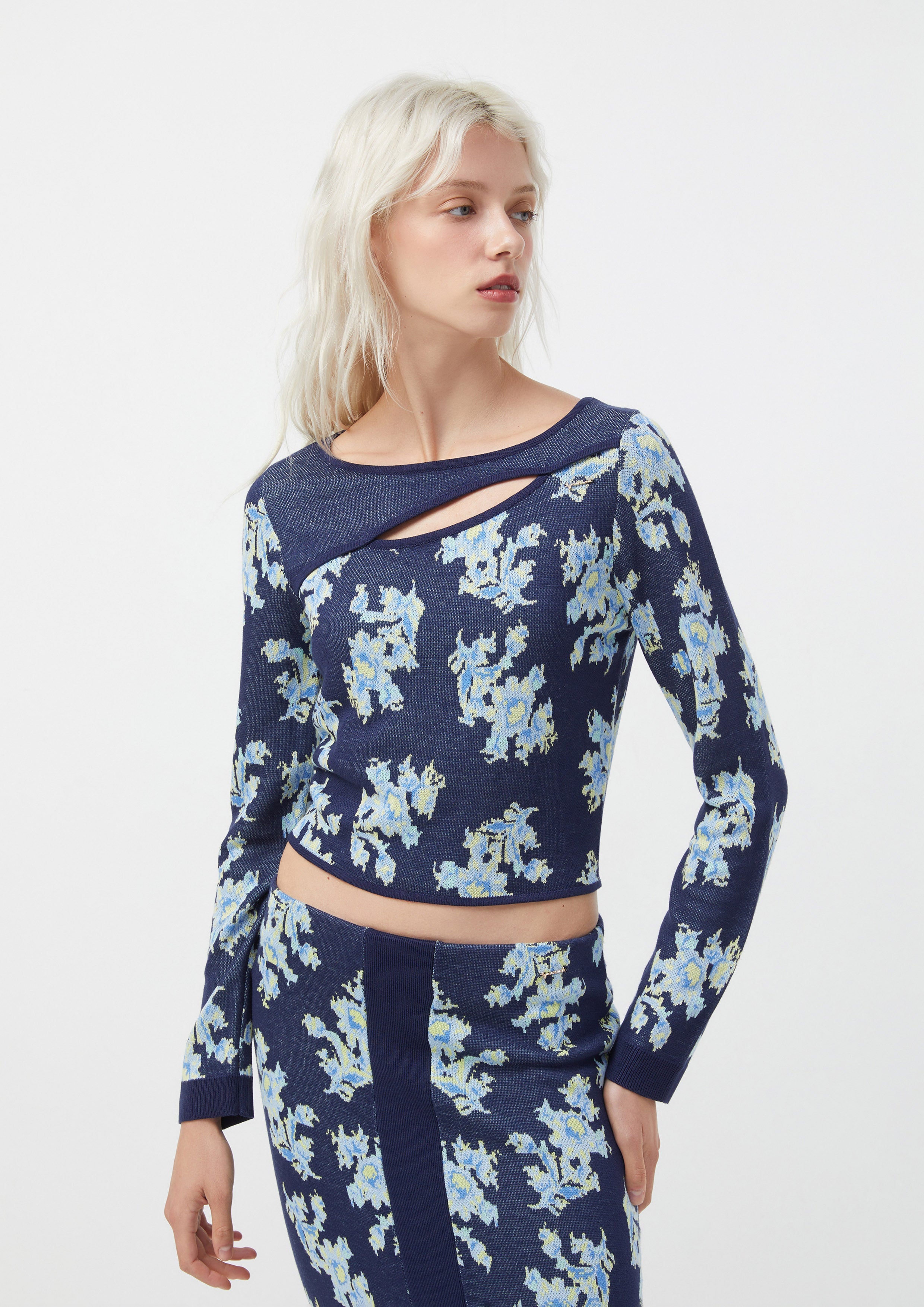 เสื้อ ไหมพรม แต่งคัทเอาท์ ลายดอกไม้ Nomad Spendor
